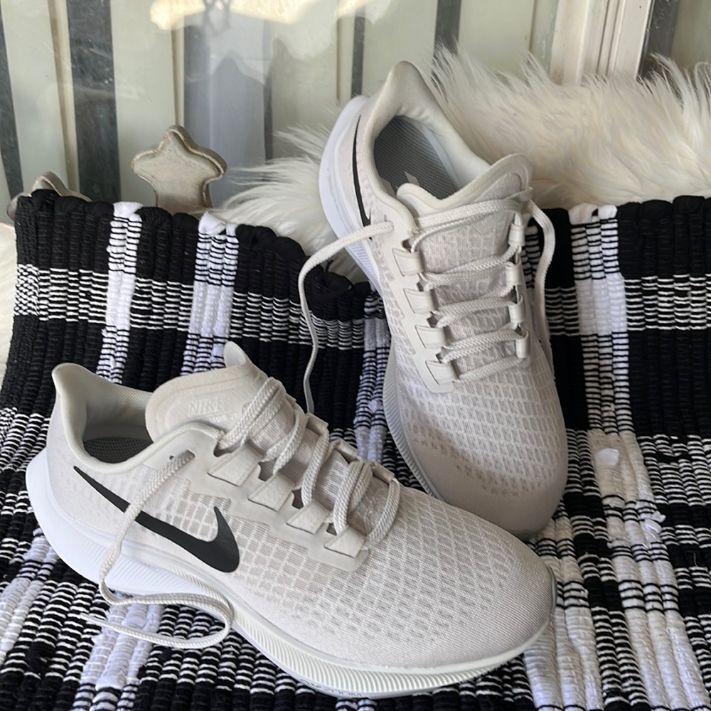 Nike Zoom Pegasus white and black size 7